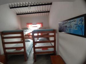 a room with two bunk beds and a tv at Villa Bugambilia in Villa de Leyva