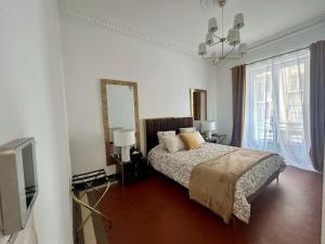 - une chambre blanche avec un lit et une télévision dans l'établissement Blue horizon Prenium, à Marseille