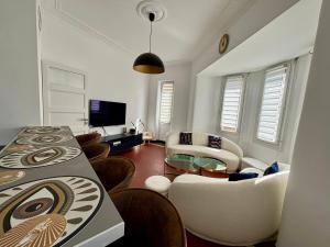 - un salon avec un canapé, une table et des chaises dans l'établissement Blue horizon Prenium, à Marseille