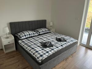 מיטה או מיטות בחדר ב-Apartmánový dom Panoráma Park Vlková