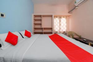 Een bed of bedden in een kamer bij OYO Flagship NS guest inn 2