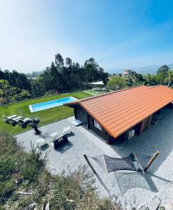 una vista aérea de una casa con piscina en Chalé da Raposa, en Vieira do Minho