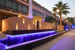 un edificio con illuminazione viola di fronte a una strada di فلل كاسا الفندقية a Riyad
