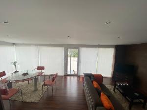sala de estar con sofá, mesa y sillas en Finca Antonio en Ciudad-Rodrigo