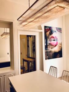 une pièce avec un comptoir blanc et un miroir dans l'établissement Cap d'Ail Villa Belle Epoque 5'from Monaco Luxury Penthouse, à Cap d'Ail