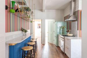 Η κουζίνα ή μικρή κουζίνα στο Royal Cottage I