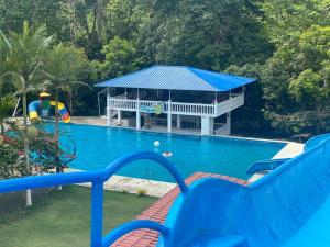une grande piscine avec un kiosque dans l'établissement HOTEL RANCHO PLAYA DEL SOL, à Pedernales
