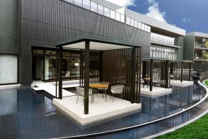 八幡平市的住宿－ANA InterContinental Appi Kogen Resort, an IHG Hotel，一座带凉亭的建筑,配有桌椅