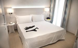 Postel nebo postele na pokoji v ubytování Marina Beach Suite Hotel