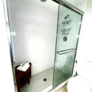 y baño con ducha de cristal y aseo. en Beach Villa One Bedroom A3124A villa, en Cape Haze