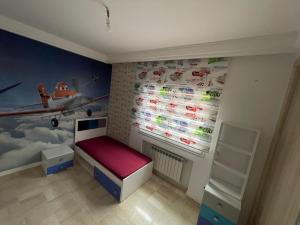 Una habitación para niños con una pared con pegatinas. en Villa lucky en Hammamet