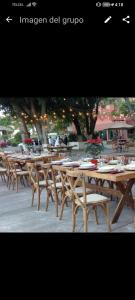 um grupo de mesas e cadeiras de madeira num parque em HOTEL PUNTA GALERIA em Morelia