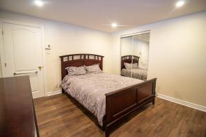 a bedroom with a bed and a large mirror at L'Oasis Urbaine in Saint-Hubert +19 photos