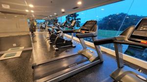 Trivium Terrace Apartment Lippo Cikarang EJIP -Min Stay 3 Nights-的健身中心和/或健身设施