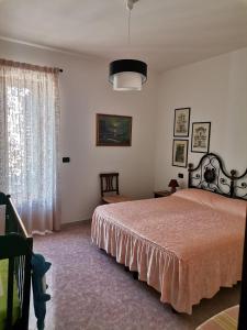 カストロ・ディ・レッチェにあるScorcio di mareのベッドルーム1室(ピンクのベッドカバー付)