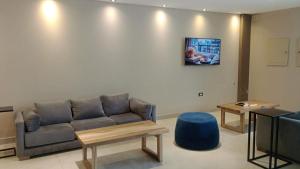 TV a/nebo společenská místnost v ubytování Hotel Alvarado Suites