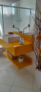 une salle de bain avec un lavabo et un miroir dans l'établissement Cantinho do paraíso da Deuza, à São Pedro da Aldeia 17 autres photos