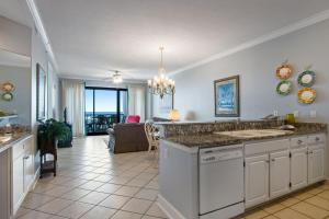 een keuken en een woonkamer met een bank en een tafel bij Grand Pointe 602 condo in Orange Beach