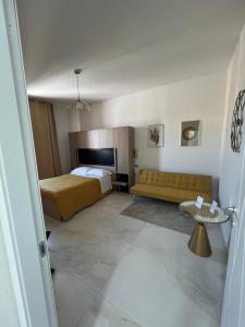 Habitación de hotel con cama y sofá en Lupo Luxury Rooms en Bolonia