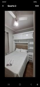 Tempat tidur dalam kamar di Apartamento com 2 quartos aconchegante