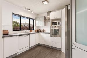 Η κουζίνα ή μικρή κουζίνα στο Prime CBD Hospital Location Plus Garage 2Bdrms