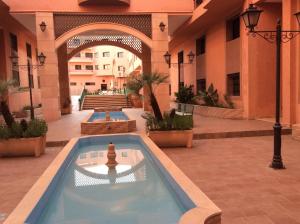 Apartment Majdoline في مراكش: ساحة مع مسبحين في مبنى