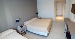 Postel nebo postele na pokoji v ubytování Hotel Alvarado Suites