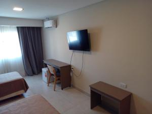 TV a/nebo společenská místnost v ubytování Hotel Alvarado Suites
