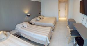 Postel nebo postele na pokoji v ubytování Hotel Alvarado Suites