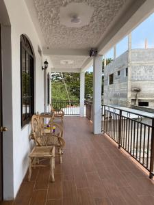 eine Veranda mit Schaukelstühlen auf dem Balkon in der Unterkunft “Posada Vicentas” compartir con una familia Tz’utujil in San Juan La Laguna