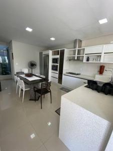 Η κουζίνα ή μικρή κουζίνα στο Casa com Piscina aquecida em Balneário Camboriú
