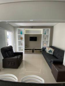 Μια τηλεόραση ή/και κέντρο ψυχαγωγίας στο Casa com Piscina aquecida em Balneário Camboriú