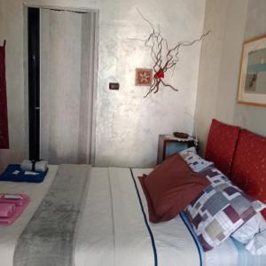 um quarto com uma cama com uma cabeceira vermelha em "B&B La Riva del Po'"Camera Indipendente em Turim