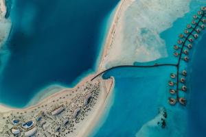 The St. Regis Red Sea Resort في Ḩanak: اطلالة جوية على جزيرة في المحيط