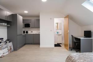 Virtuvė arba virtuvėlė apgyvendinimo įstaigoje Stylish Central One Bed Studio
