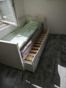 białe łóżko w pokoju z oknem w obiekcie Smart Appart w Kolonii