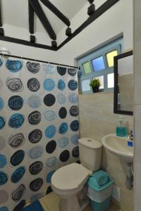 La salle de bains est pourvue de toilettes et d'un lavabo. dans l'établissement Casa Noche Azul alojamiento turístico en Villa de Leiva, à Villa de Leyva