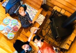 dos mujeres sentadas en una mesa con platos de comida en seisen-ryo - Vacation STAY 95870 en Gujo