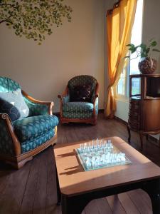 ein Wohnzimmer mit 2 Sofas und einem Couchtisch in der Unterkunft La Rose Paisible in Brusson