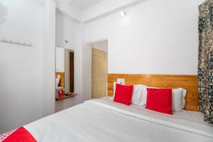 Llit o llits en una habitació de OYO Flagship Thirumala Village Inn