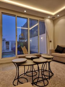 un soggiorno con 2 tavoli e un divano di فلل شدا ورقان بالهدا ad Al Hada