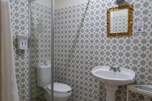 Hotel Patio Pombo في مدينة أواكساكا: حمام مع مرحاض ومغسلة