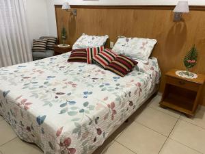 1 dormitorio con 1 cama con edredón en Studio Estrada Escobar en Belén de Escobar