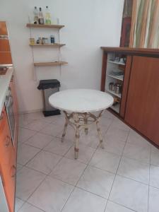 una cucina con tavolo bianco in una camera di Le Chrinada ad Anse-Bertrand