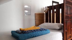Cama con almohada azul en el suelo en Corralejo Garden&Relax, en Corralejo