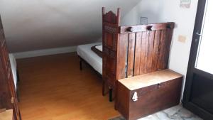 コラレホにあるCorralejo Garden&Relaxの二段ベッド1組が備わるウッドフロアの小さな客室です。