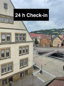 une photo d'un bâtiment avec les mots h d'enregistrement dans l'établissement TRUST Hotel & Apartment, à Stuttgart