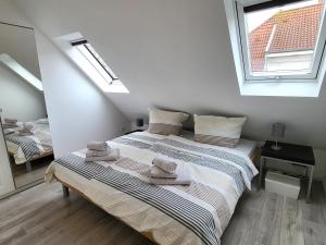 ein Schlafzimmer mit einem Bett mit Handtüchern darauf in der Unterkunft Ferienwohnung Ankerlicht in Norddeich