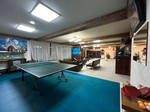 una sala de estar con mesa de ping pong. en 苗場 中村屋 en Yuzawa