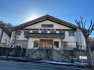 dom po stronie ulicy w obiekcie 苗場 中村屋 w mieście Yuzawa